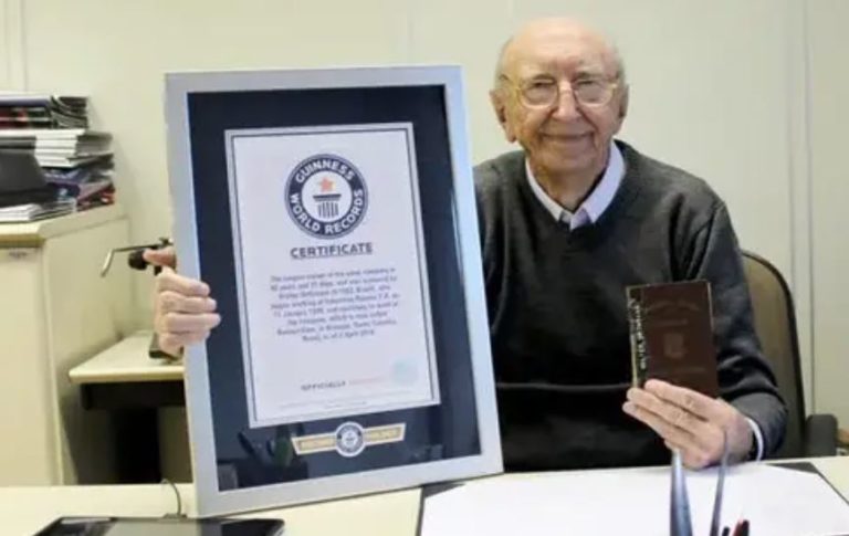 Walter Orthmann con una placa de Guinness World Records por la carrera más larga en una sola empresa