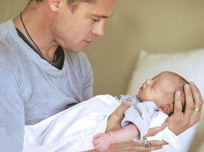 Brad Pitt con su primogénita cuando acababa de nacer