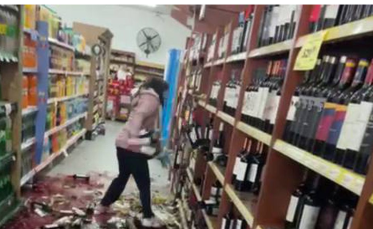 Un día de furia: mujer fue despedida de un supermercado y destruyó la vidriera