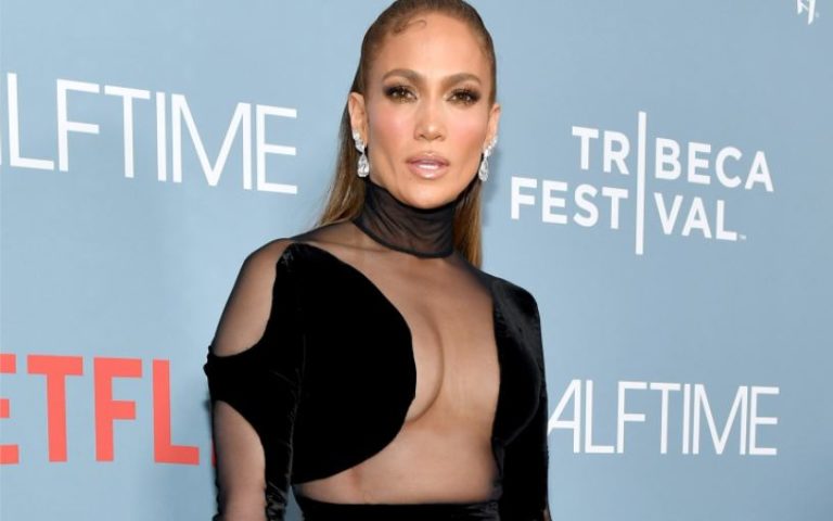Jennifer Lopez levanta suspiros en su vestido con transparencias